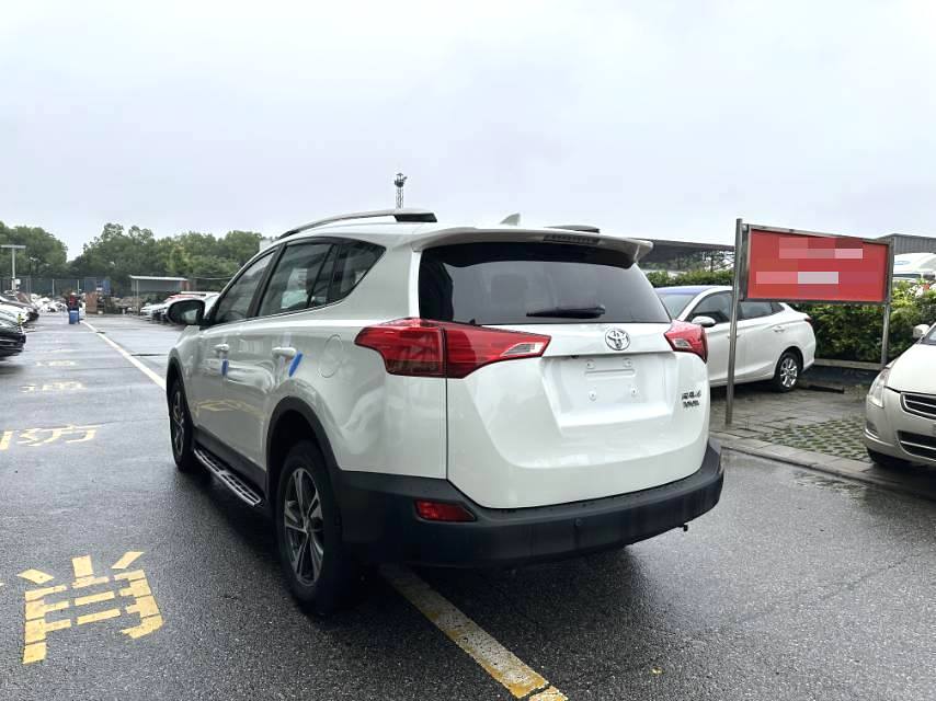 Toyota RAV4 2.0 CVT 2WD Urban Edition 2015 года, автоматическая коробка передач