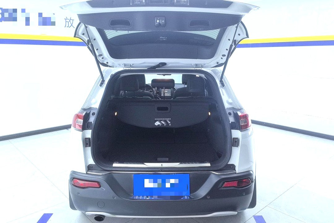 Jeep Cherokee 2.0 Premium Edition 2017 года с автоматической коробкой передач