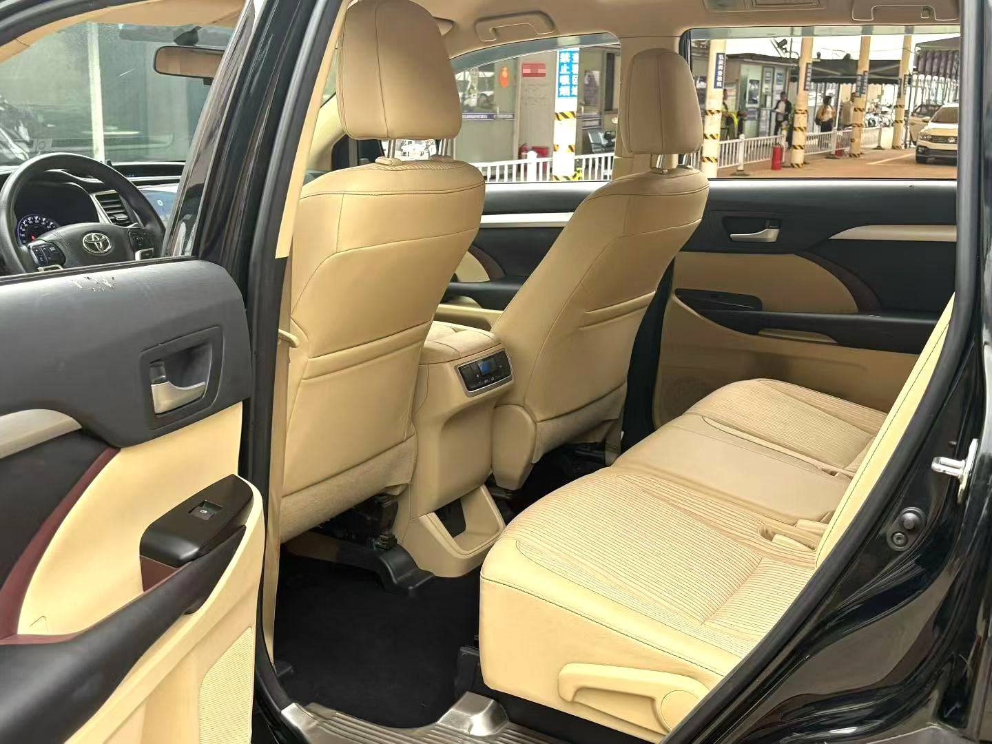 丰田 2017款 汉兰达 2.0T 两驱精英版5座 自动挡