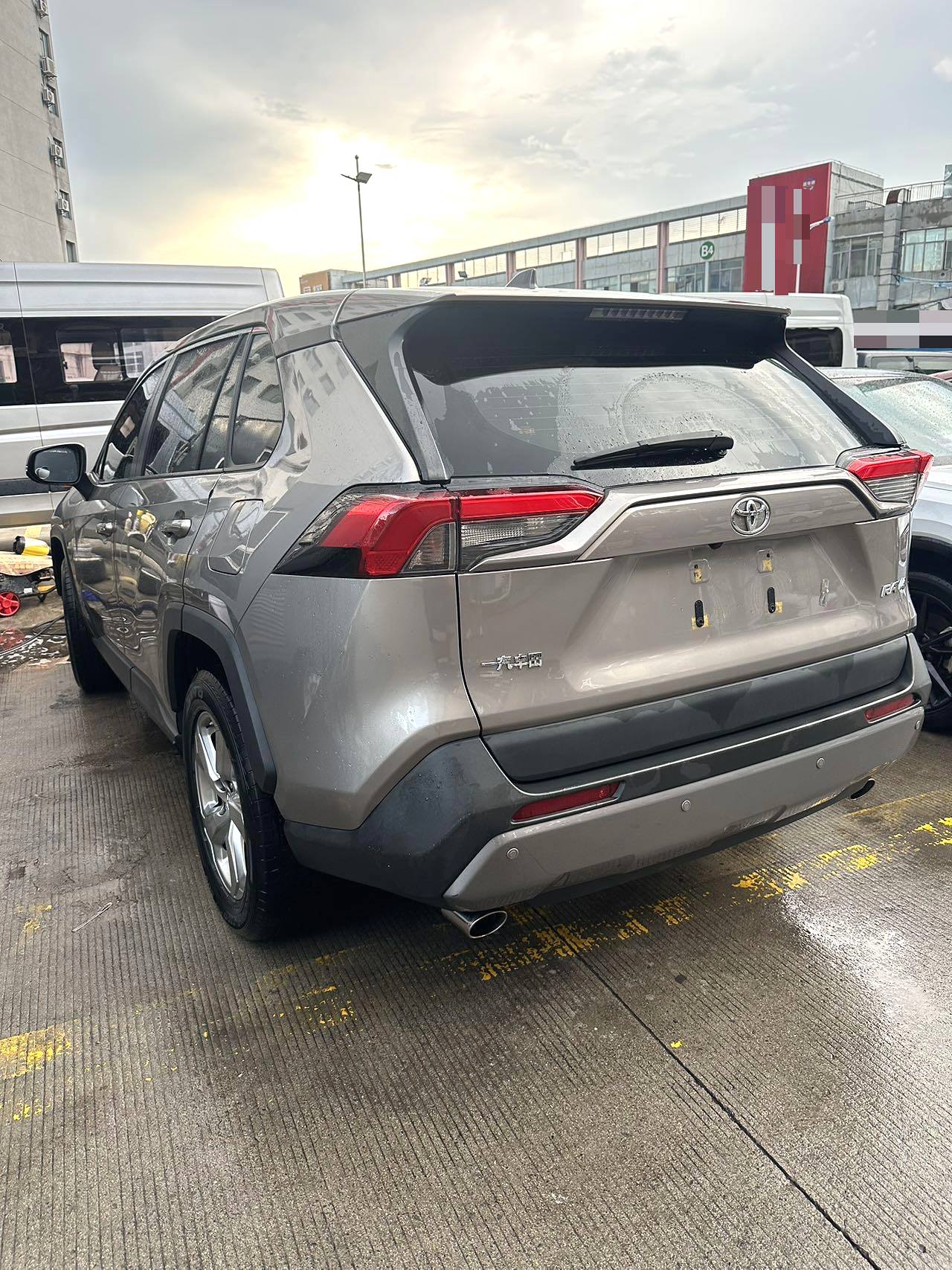 丰田 2020款 RAV4荣放 2.0 无级 两驱风尚版PLUS 自动挡