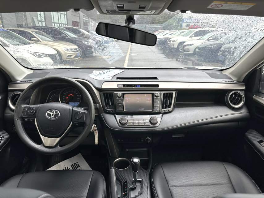 Toyota RAV4 2.0 CVT 2WD Urban Edition 2015 года, автоматическая коробка передач