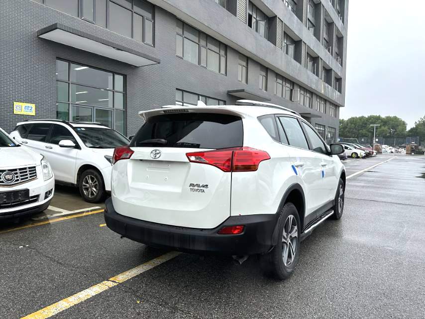 Toyota RAV4 2.0 CVT 2WD Urban Edition 2015 года, автоматическая коробка передач