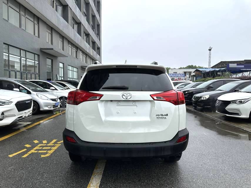 Toyota RAV4 2.0 CVT 2WD Urban Edition 2015 года, автоматическая коробка передач