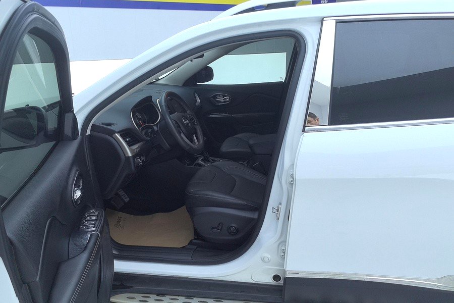 Jeep Cherokee 2.0 Premium Edition 2017 года с автоматической коробкой передач