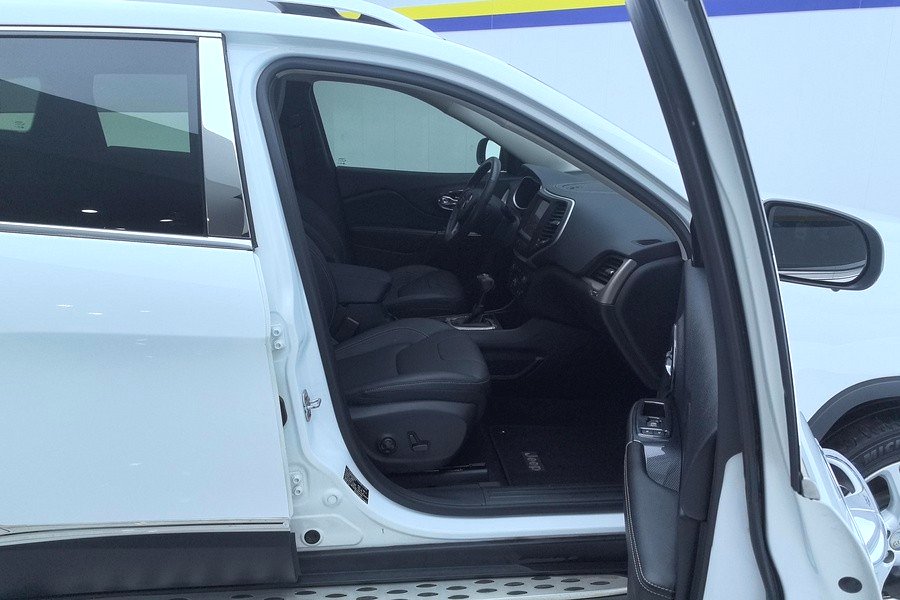 Jeep Cherokee 2.0 Premium Edition 2017 года с автоматической коробкой передач