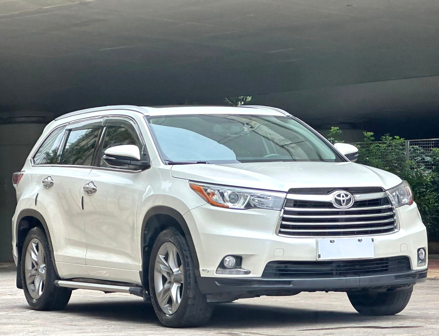 Toyota Highlander 2.0T 4WD Luxury 7-местный 2015 года с автоматической коробкой передач