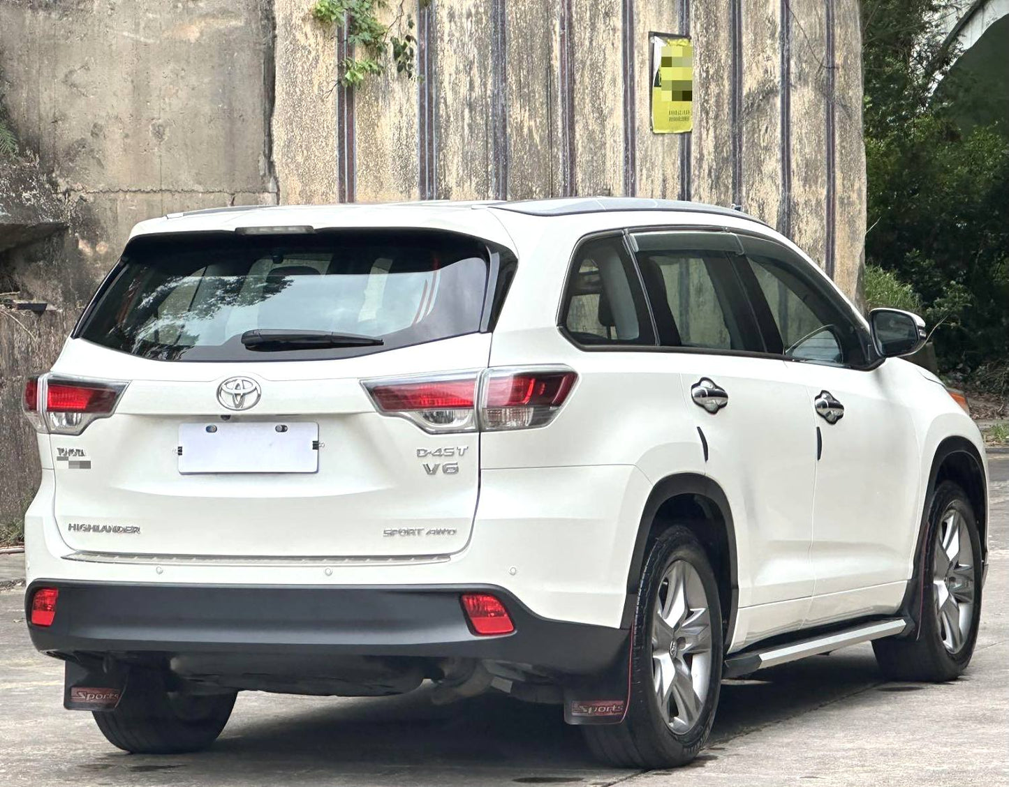 Toyota Highlander 2.0T 4WD Luxury 7-местный 2015 года с автоматической коробкой передач