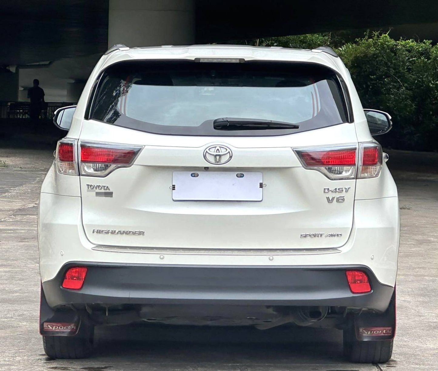 Toyota Highlander 2.0T 4WD Luxury 7-местный 2015 года с автоматической коробкой передач