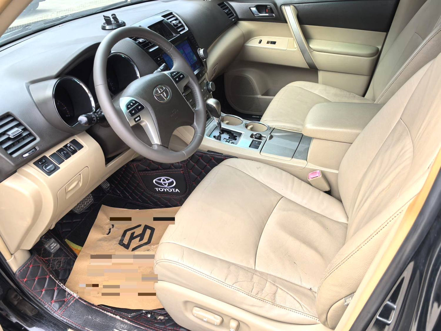 Toyota Highlander 2012 года выпуска, 2.7, 2WD, 7-местный, автоматическая коробка передач класса люкс