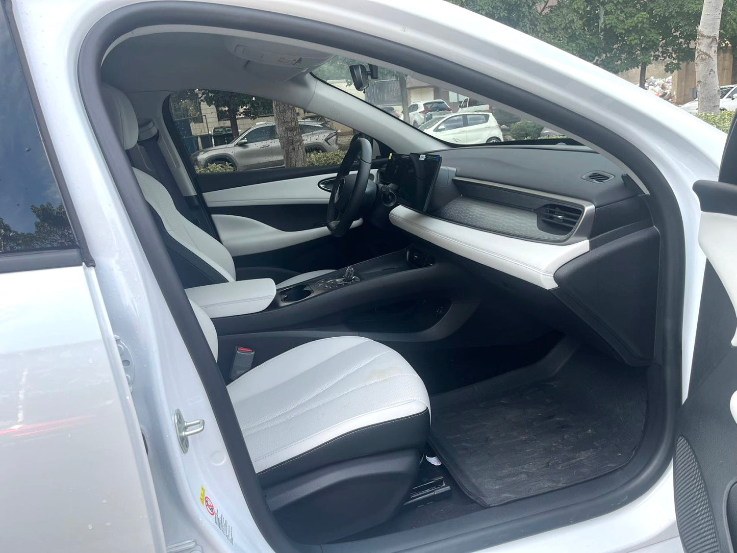 比亚迪 2023款 护卫舰07 DM-i 1.5T无级 205KM 尊贵型 自动挡