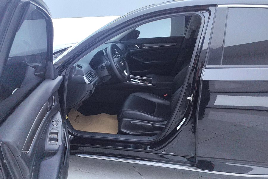 本田 2018款 第十代雅阁 1.5T 无级230TURBO 舒适版 自动挡