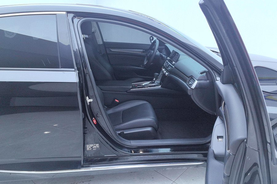 本田 2018款 第十代雅阁 1.5T 无级230TURBO 舒适版 自动挡