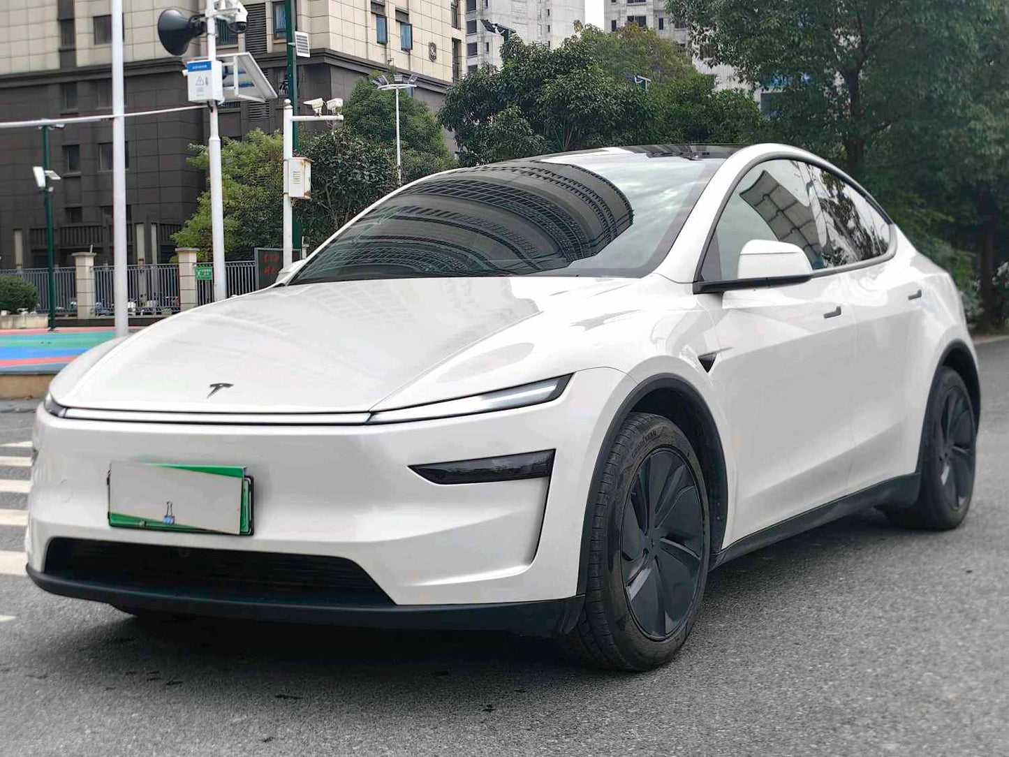 Tesla 2025 Model Y Rear-Wheel Drive Automatic