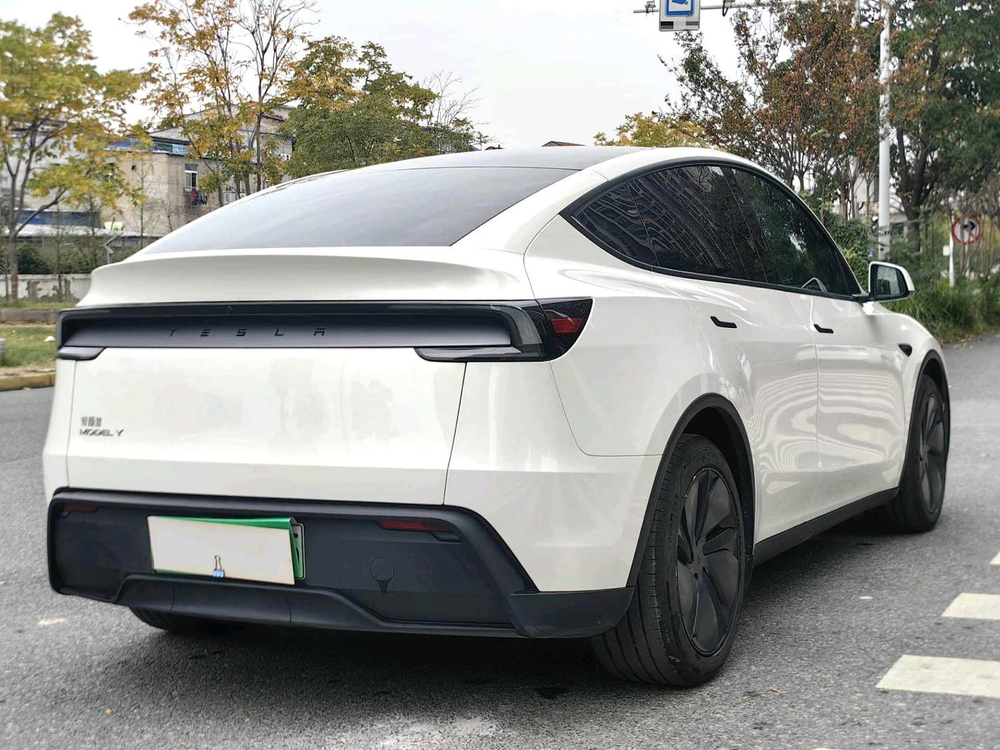 Tesla 2025 Model Y Rear-Wheel Drive Automatic