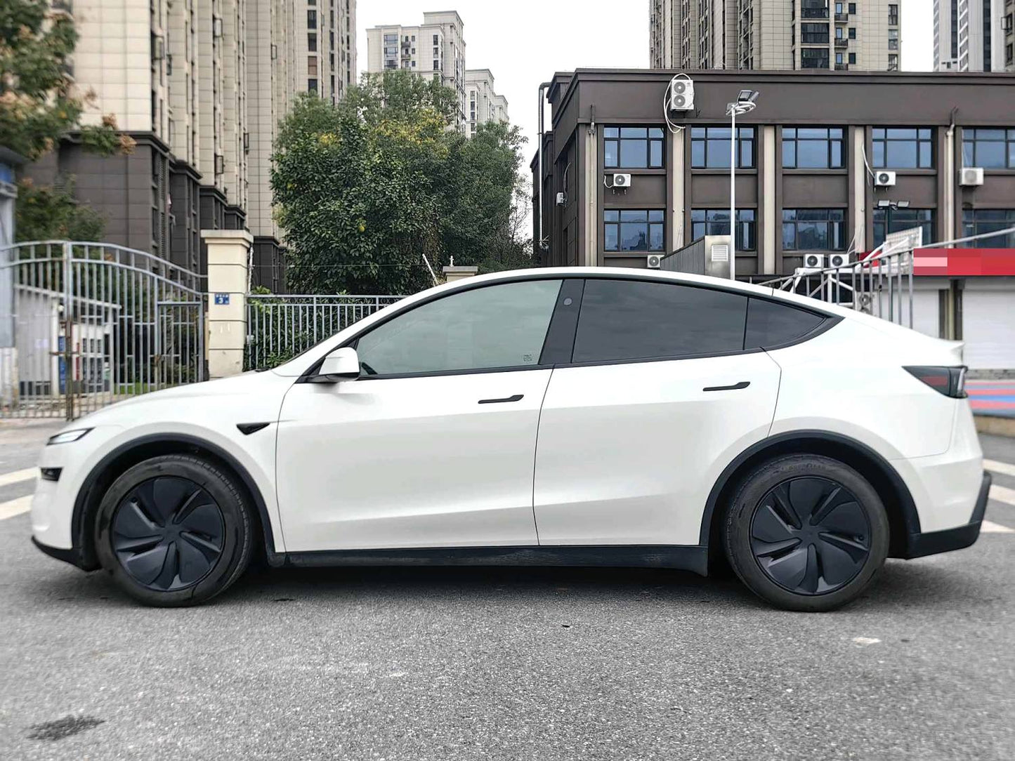 Tesla 2025 Model Y Rear-Wheel Drive Automatic