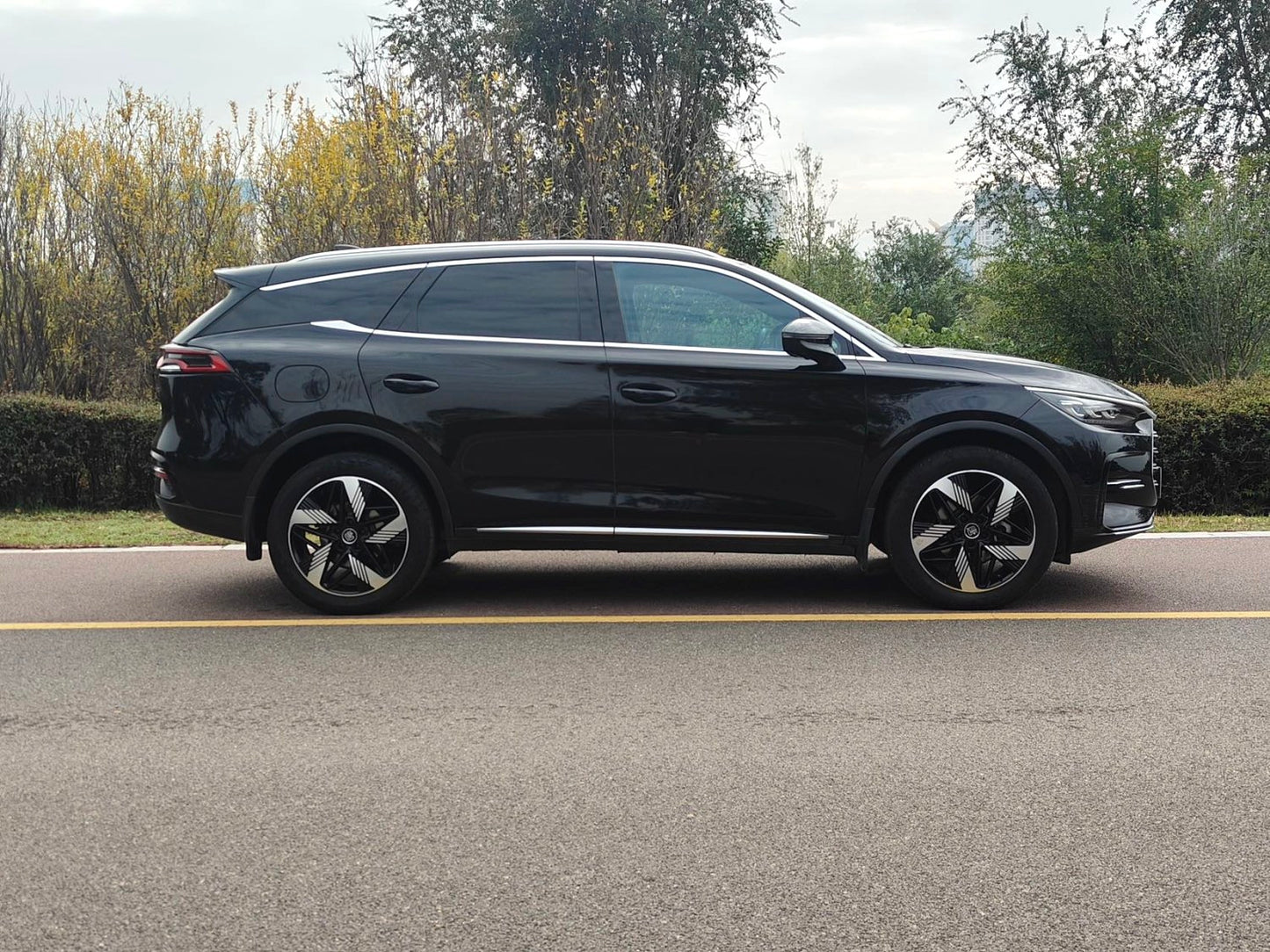 比亚迪唐新能源2023款唐DM-i1.5T无级112KM冠军版尊贵型自动挡