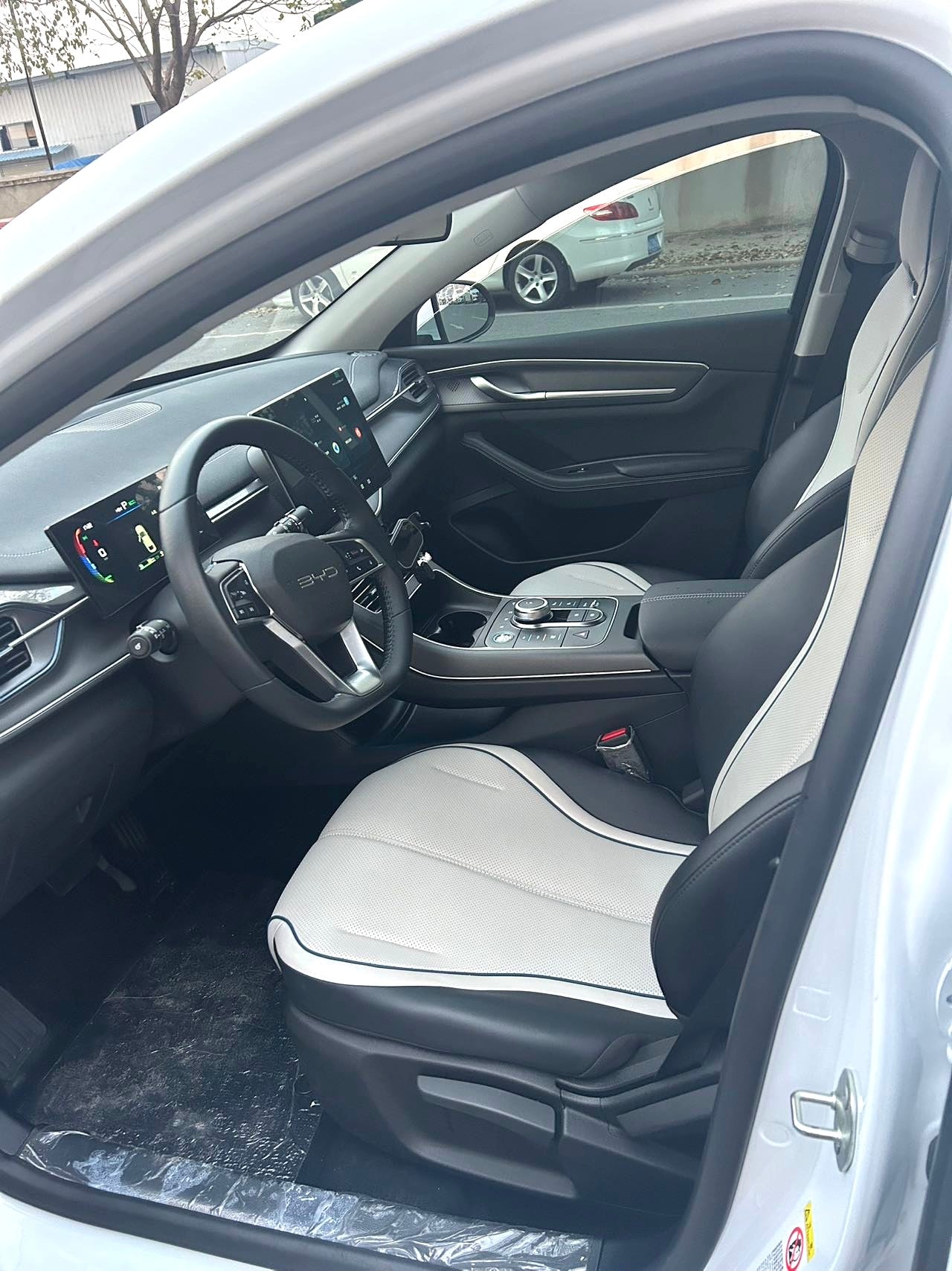 比亚迪2024款驱逐舰05DM-i1.5无级荣耀版55KM豪华型自动挡