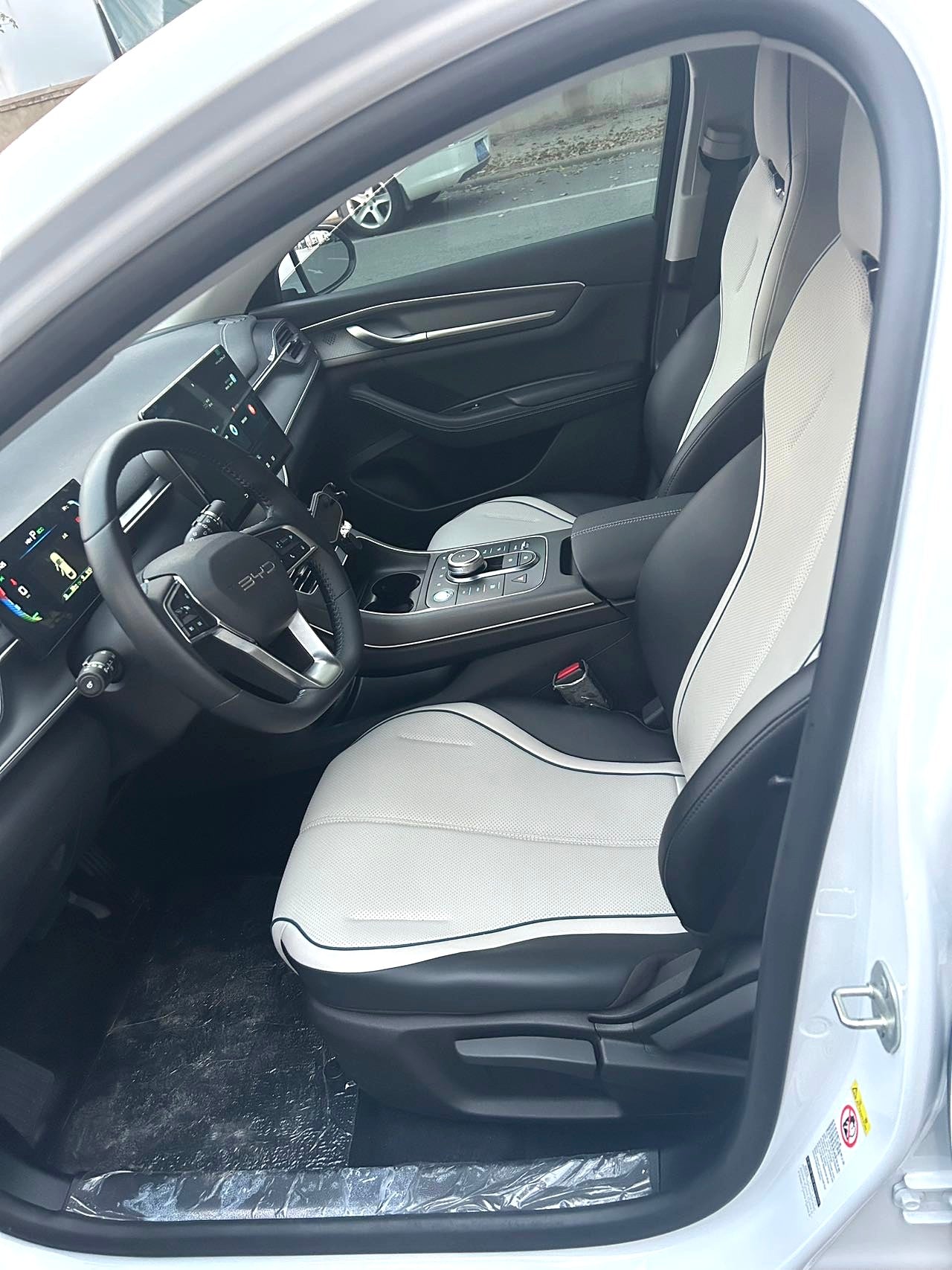 比亚迪2024款驱逐舰05DM-i1.5无级荣耀版55KM豪华型自动挡