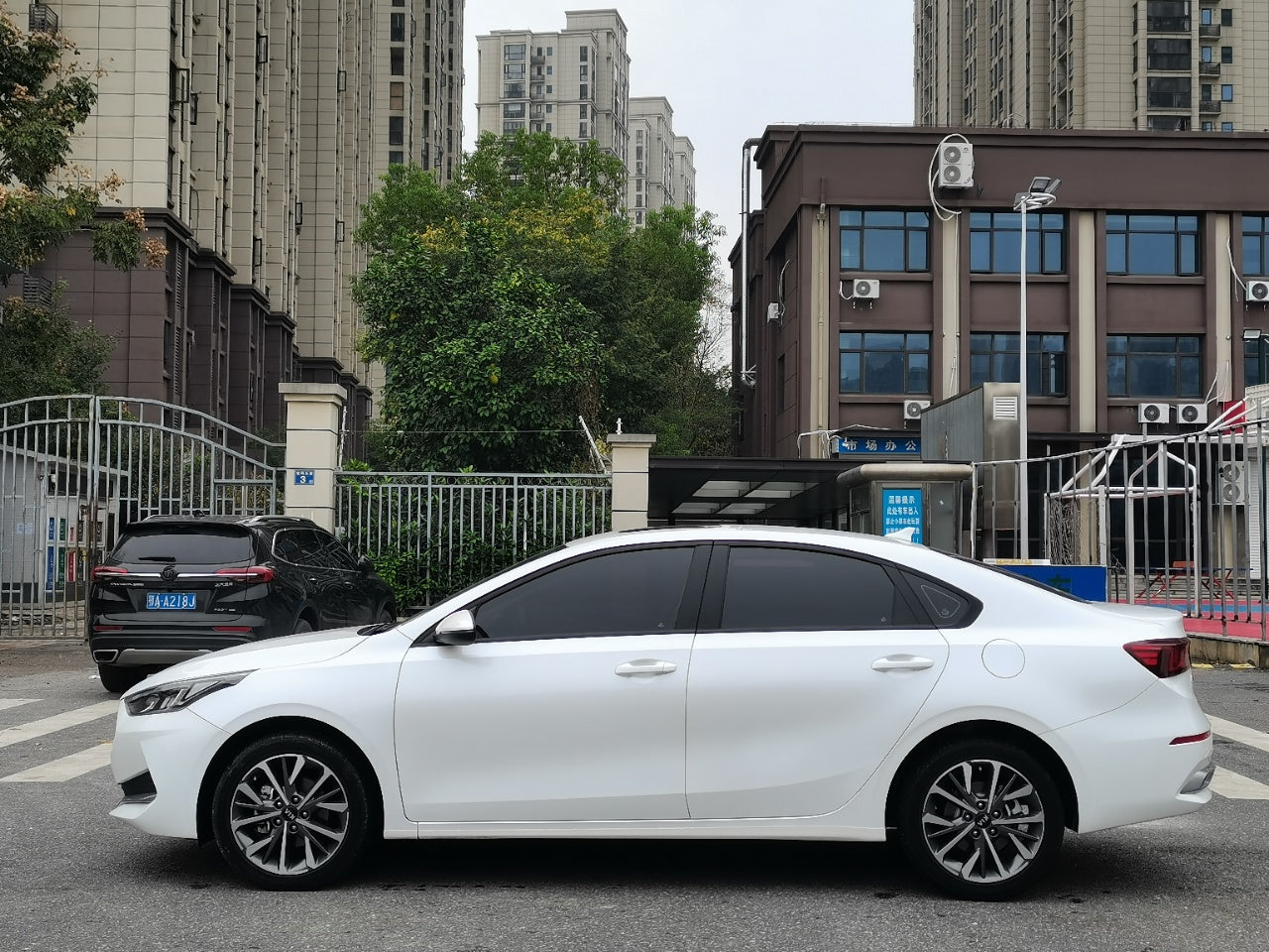 Kia K3 2021 вид сбоку