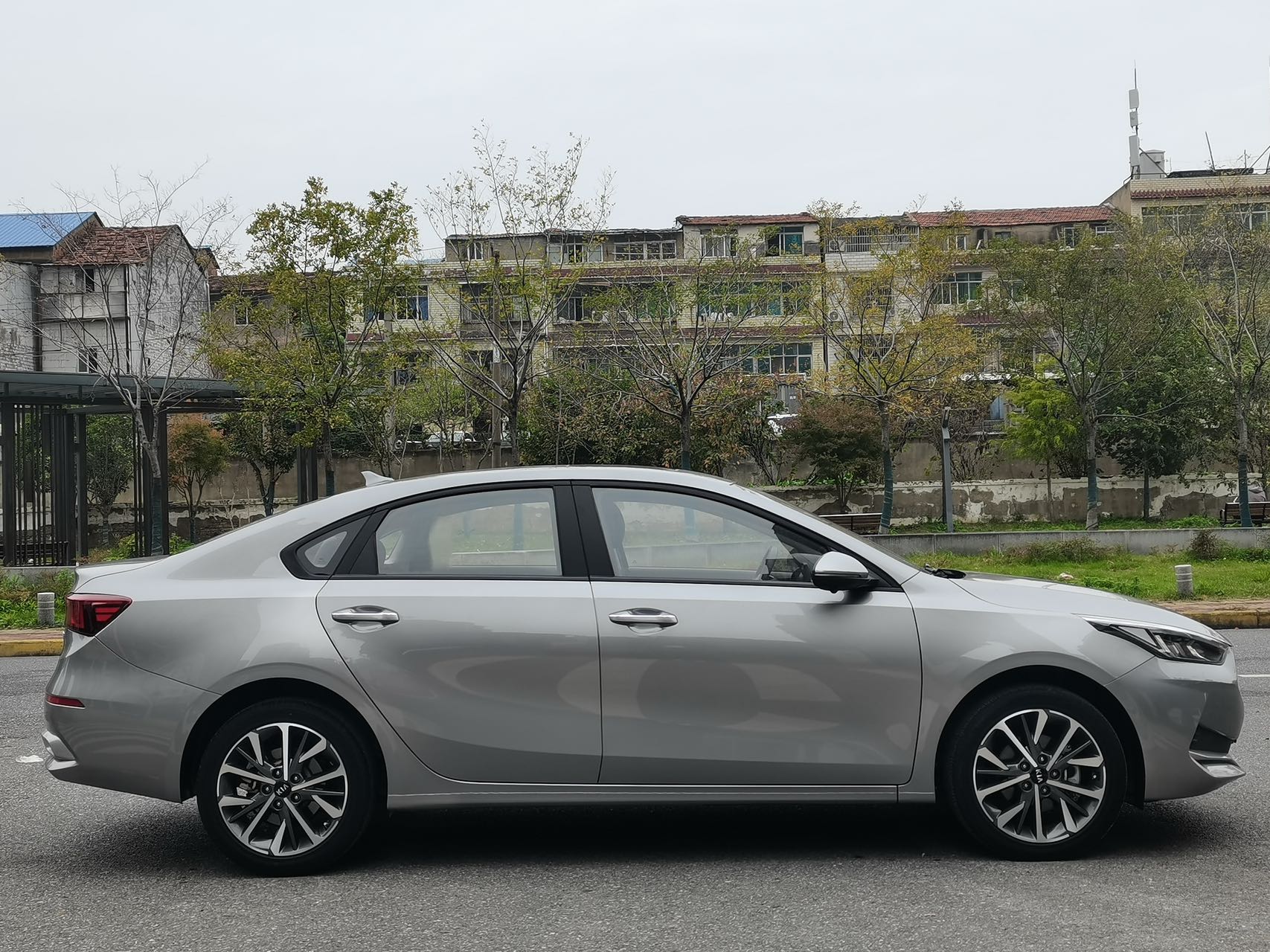 Kia K3 2021 вид сбоку