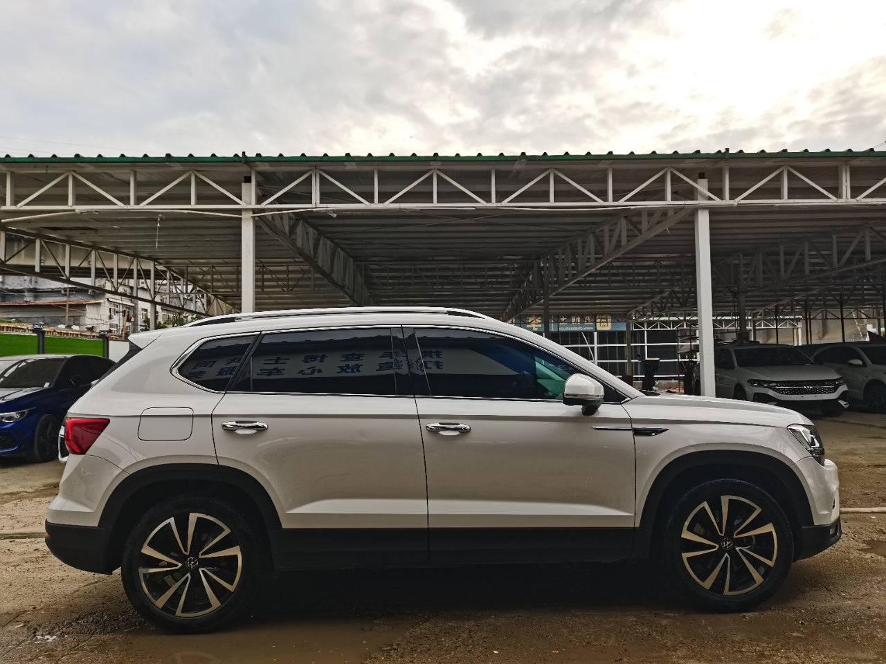 Volkswagen Tharu 2022 вид сбоку