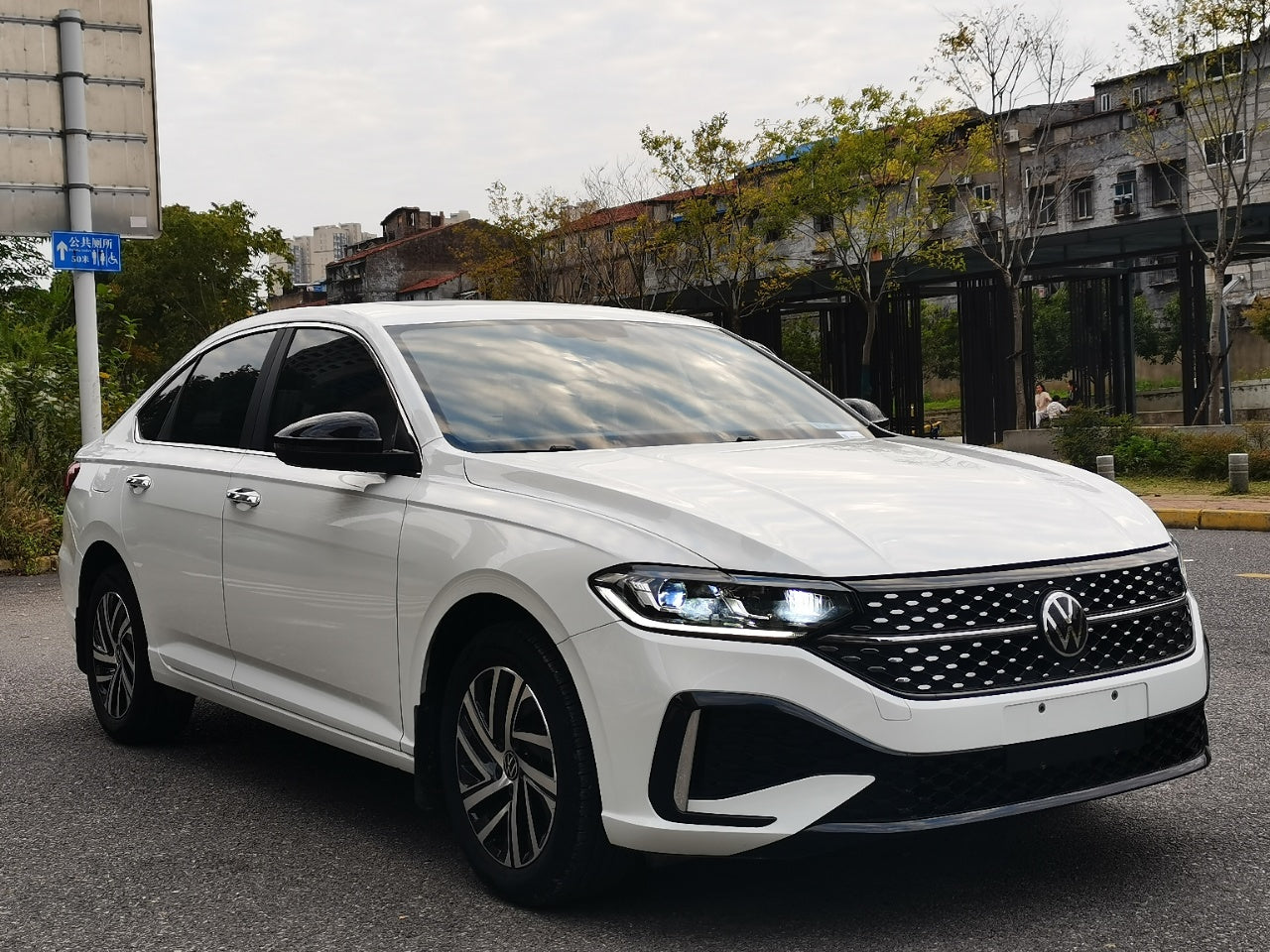 Volkswagen Lavida 2023 вид сбоку