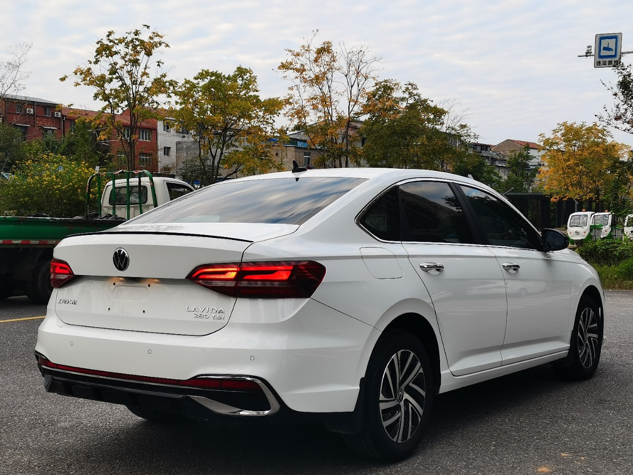 Volkswagen Lavida 2023 вид сзади