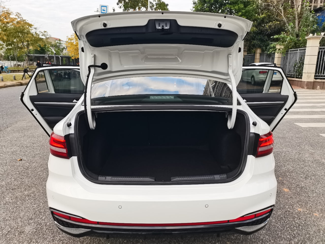 Volkswagen Lavida 2023 вид сзади