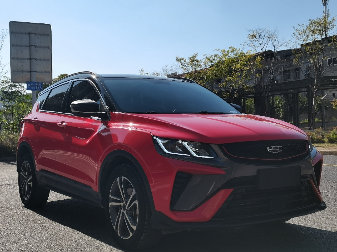 Geely Binyue 2021 вид сбоку