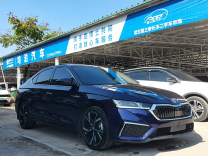 Skoda Octavia 2021 вид сбоку