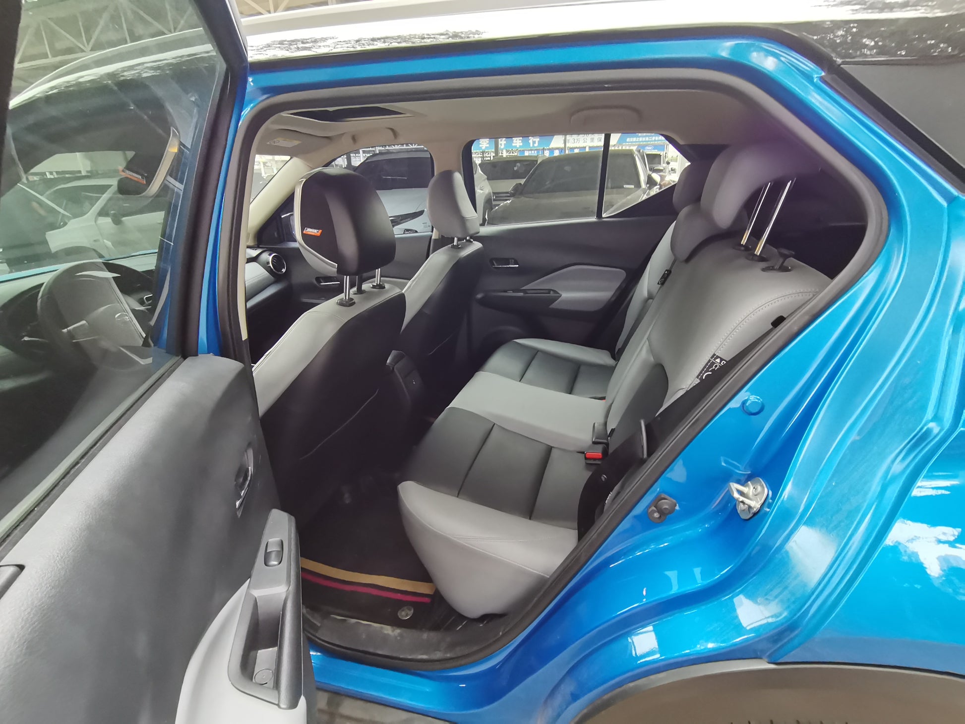 Kicks интерьер