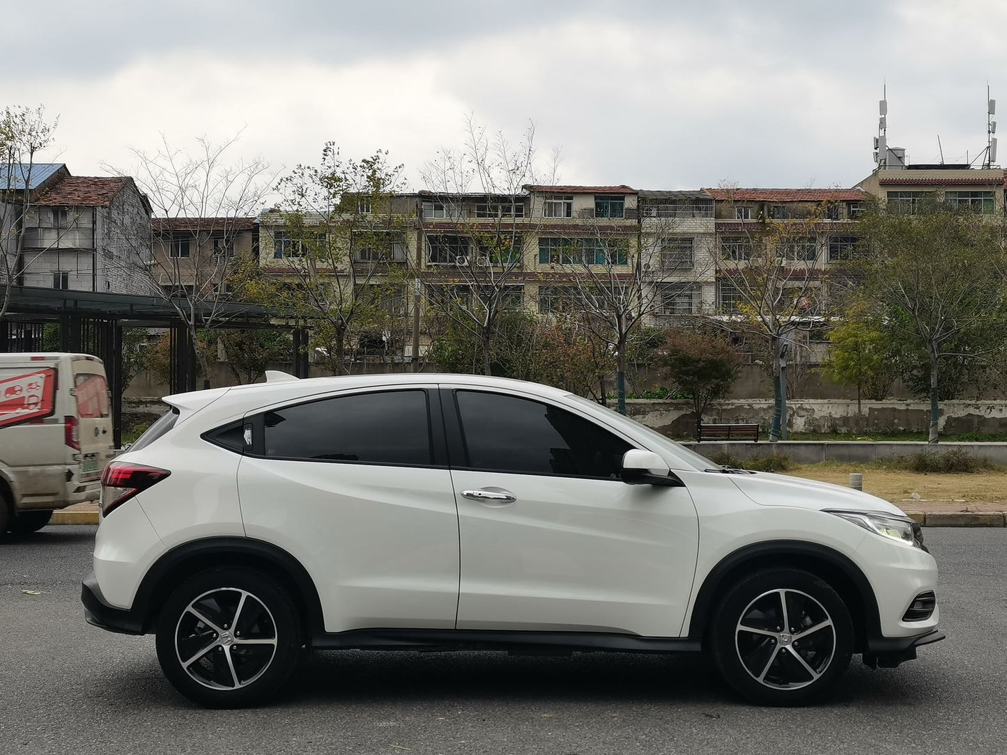 Vezel 2020 сбоку