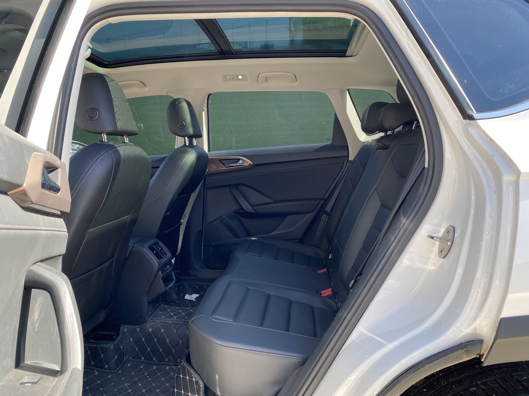 Volkswagen Tharu, задний ряд