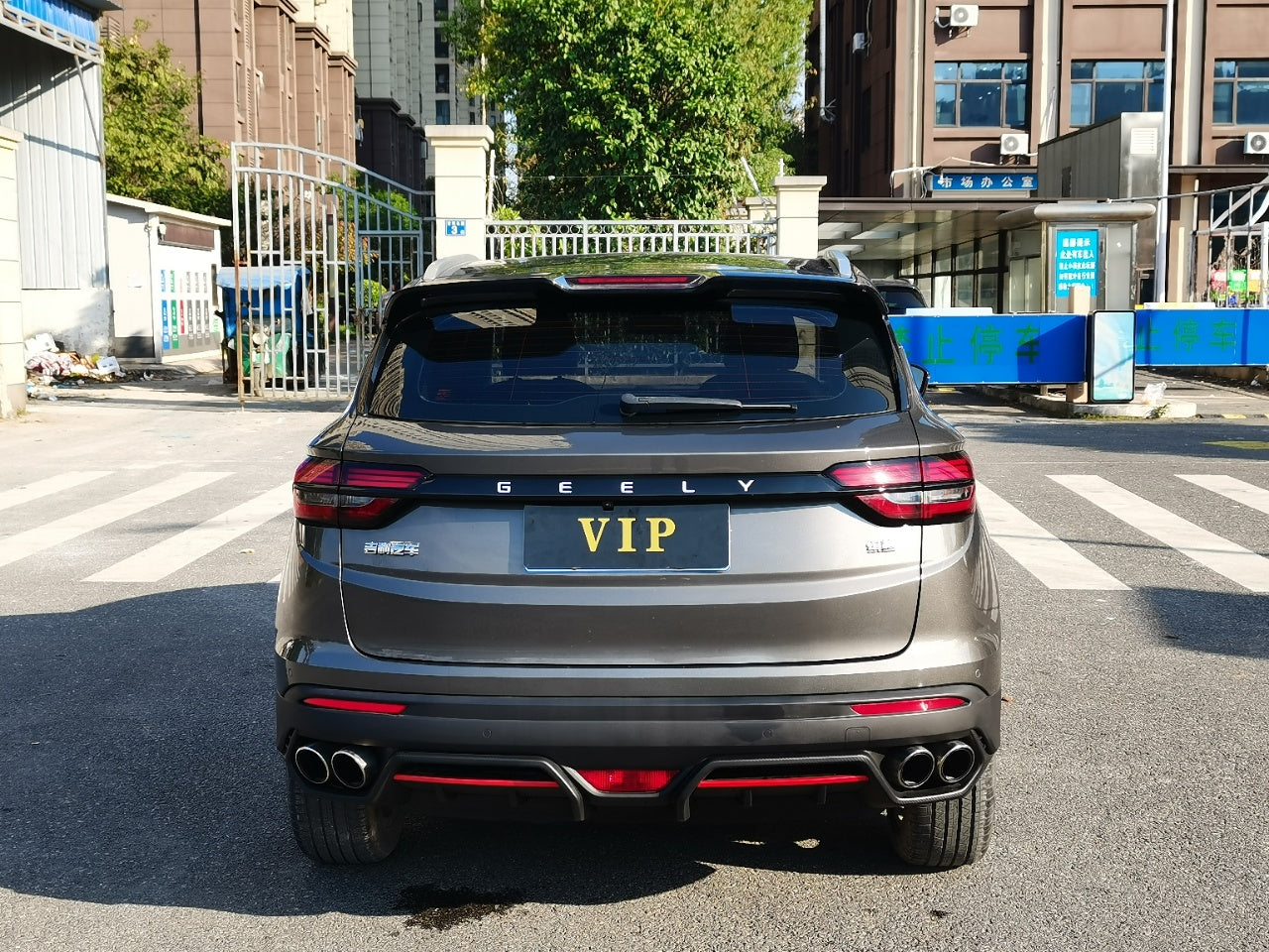 Geely Binyue, вид сзади