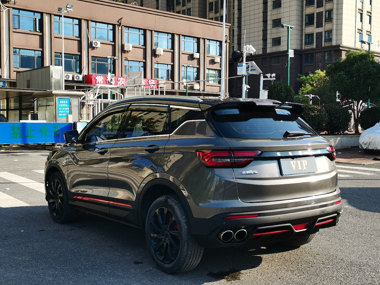 Geely Binyue, вид сзади