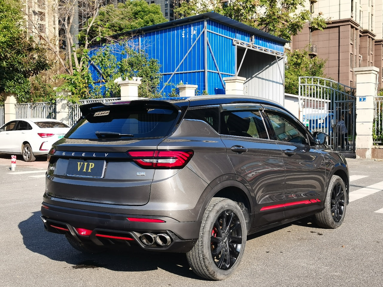 Geely Binyue, вид сзади