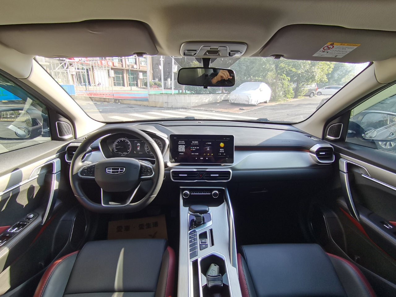 Geely Binyue, салон и панель приборов