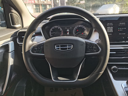 Geely Binyue, салон и панель приборов