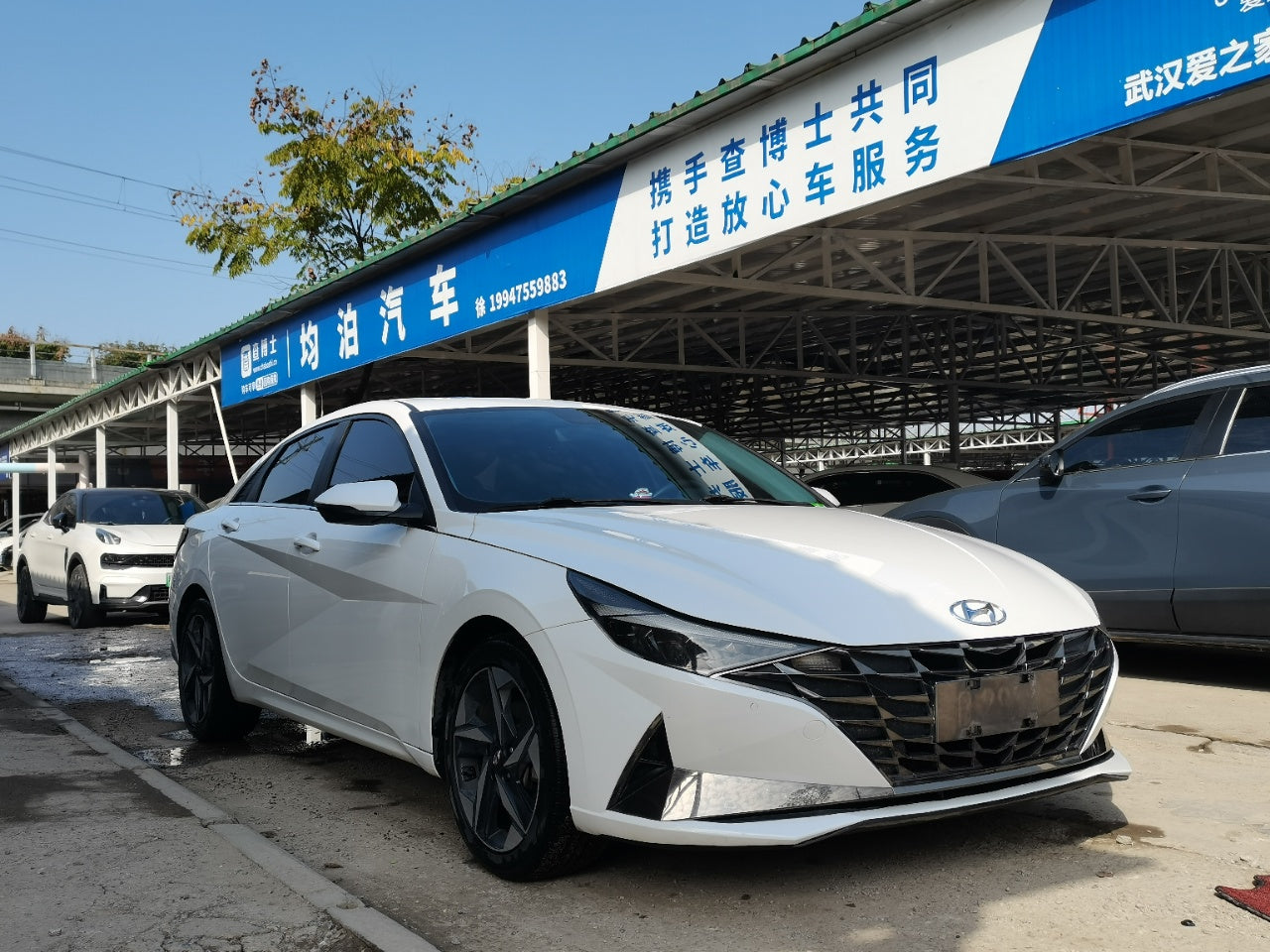 Hyundai Elantra 2022 вид сбоку