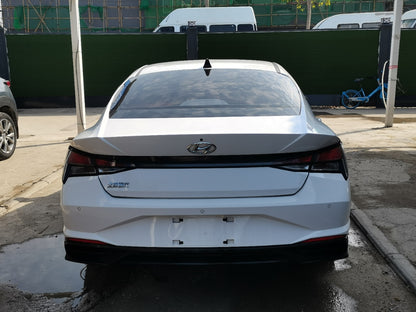 Hyundai Elantra 2022 задний вид · фонари