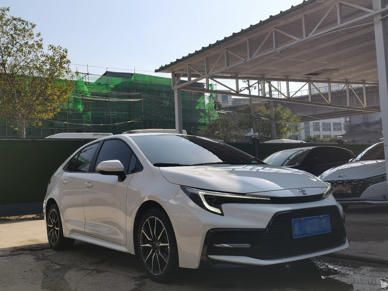 Toyota Corolla 2023 вид сбоку белого цвета