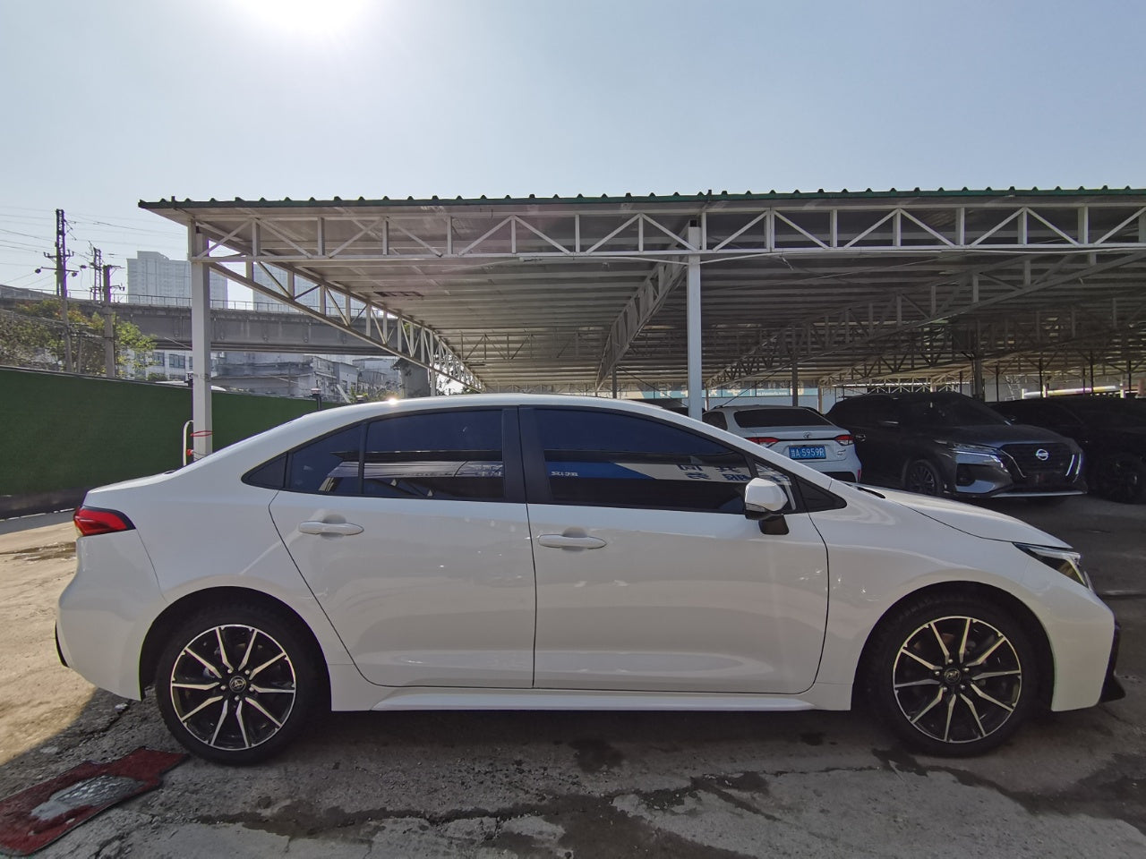 Toyota Corolla 2023 вид сбоку белого цвета