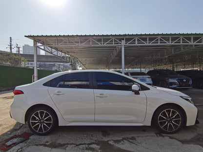 Toyota Corolla 2023 вид сбоку белого цвета