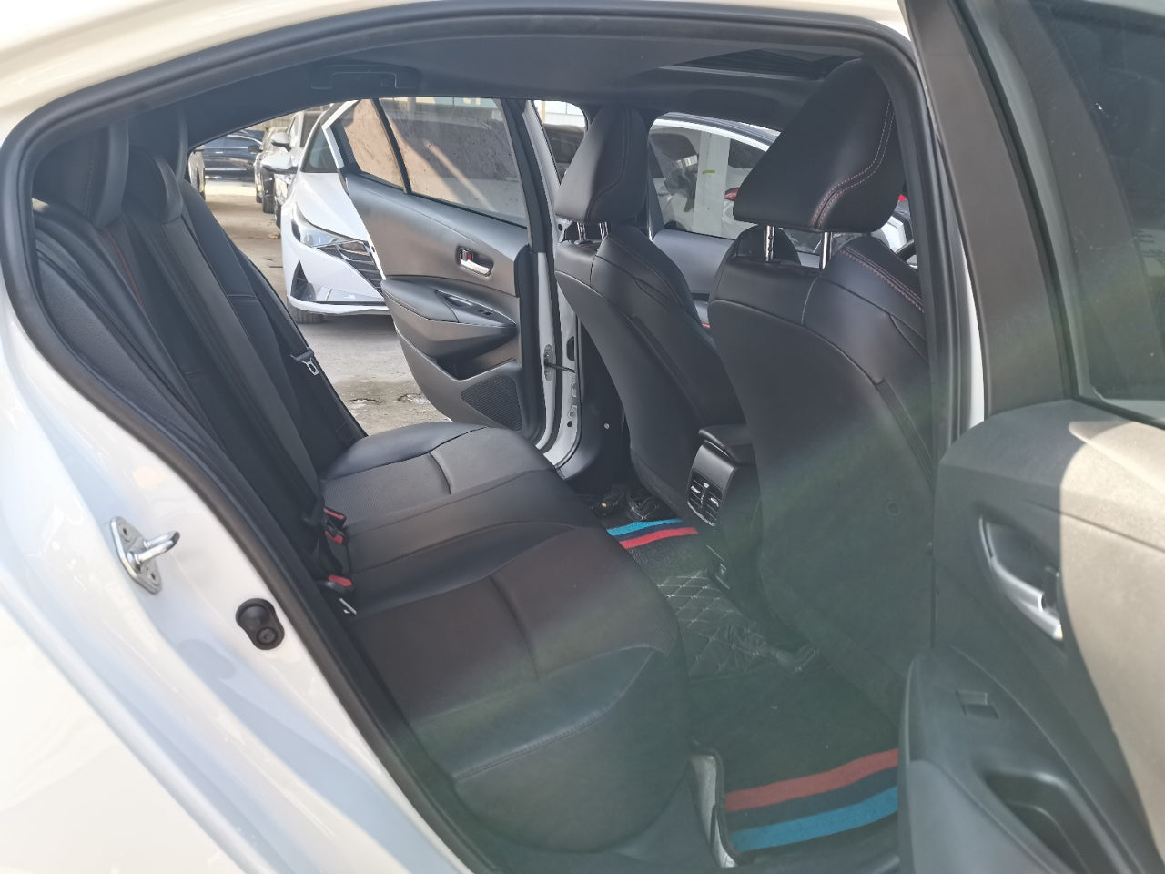 Toyota Corolla 2023 интерьер · сиденья · салон