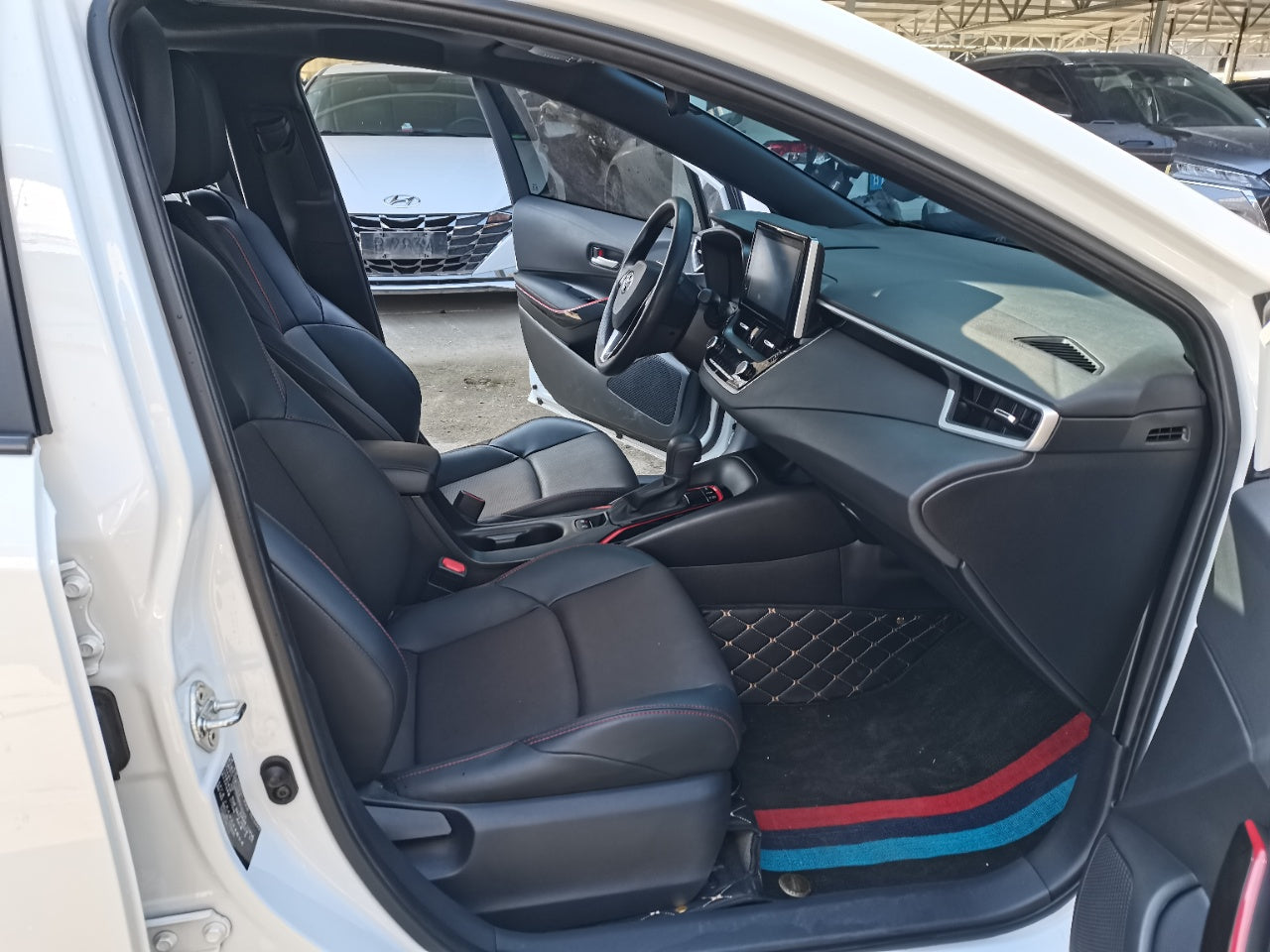 Toyota Corolla 2023 интерьер · сиденья · салон