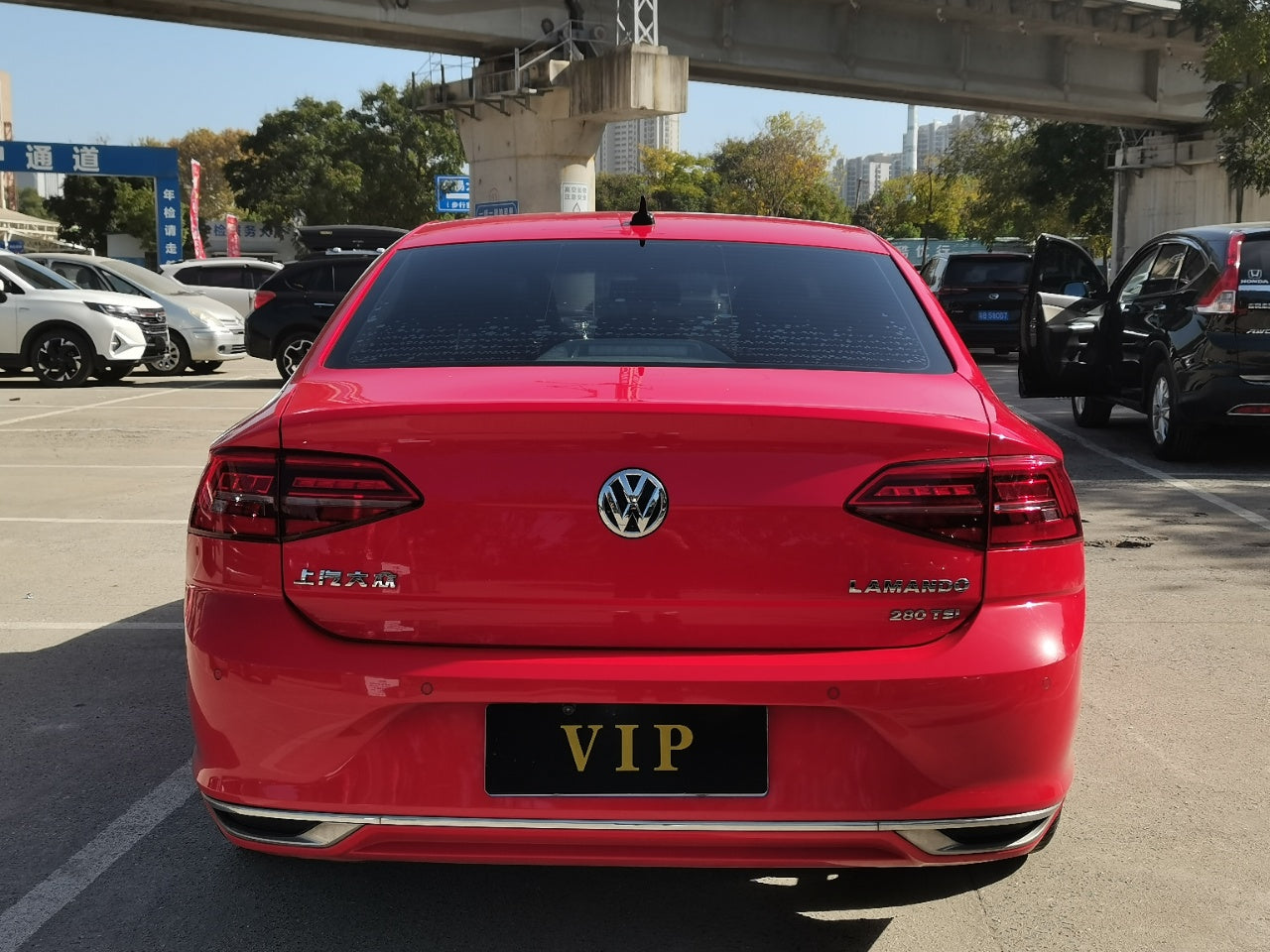 Volkswagen Lamando 2021 задний вид · фонари · багажник