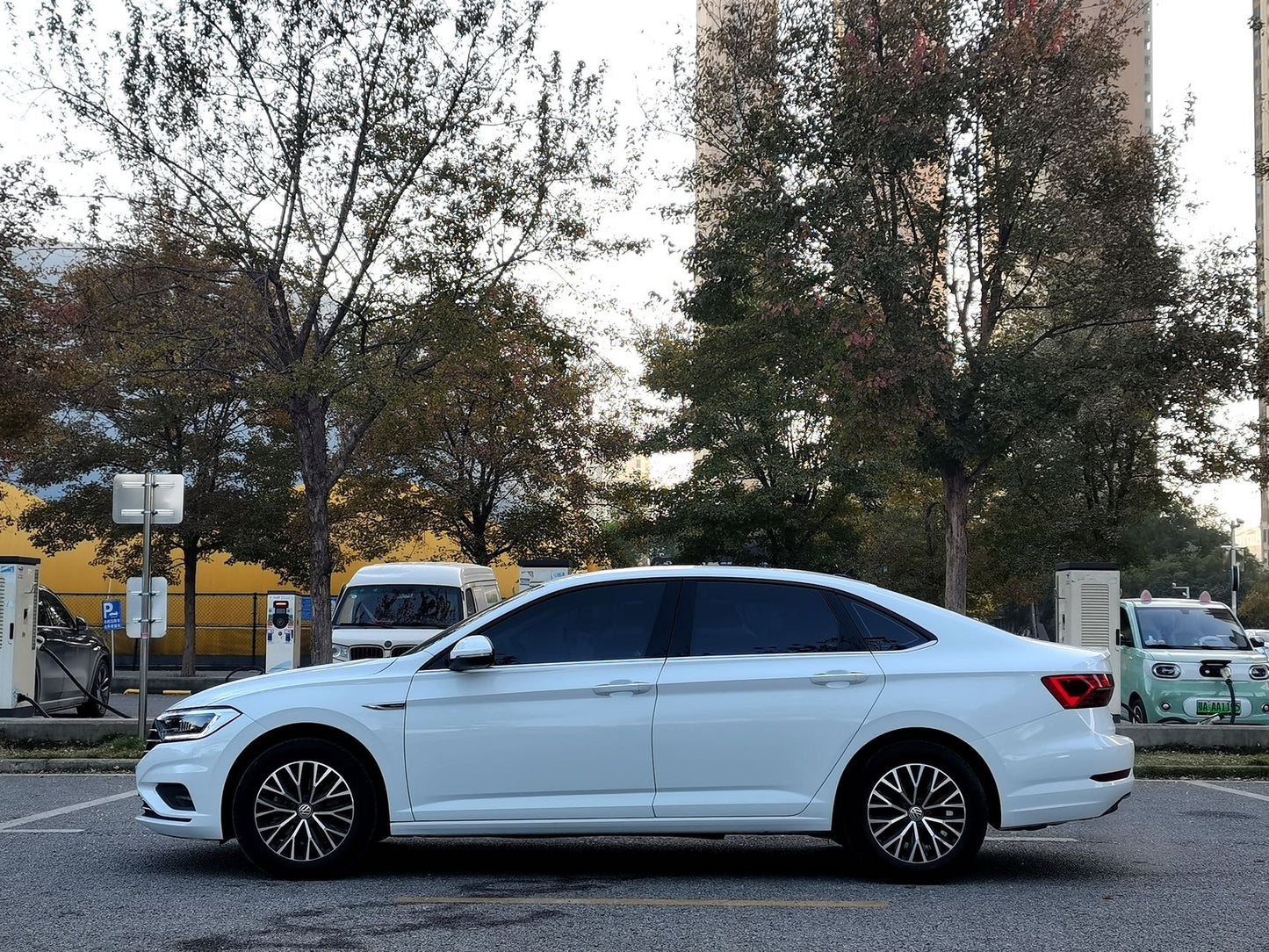 Боковой вид Volkswagen Jetta 2021