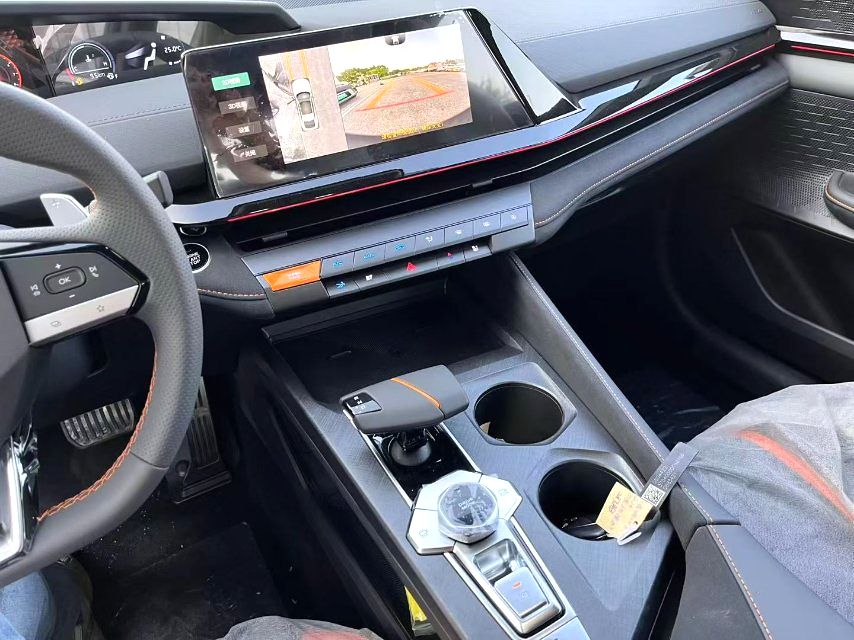 长安 2024款 UNI-V 1.5T 尊贵运动型 自动挡