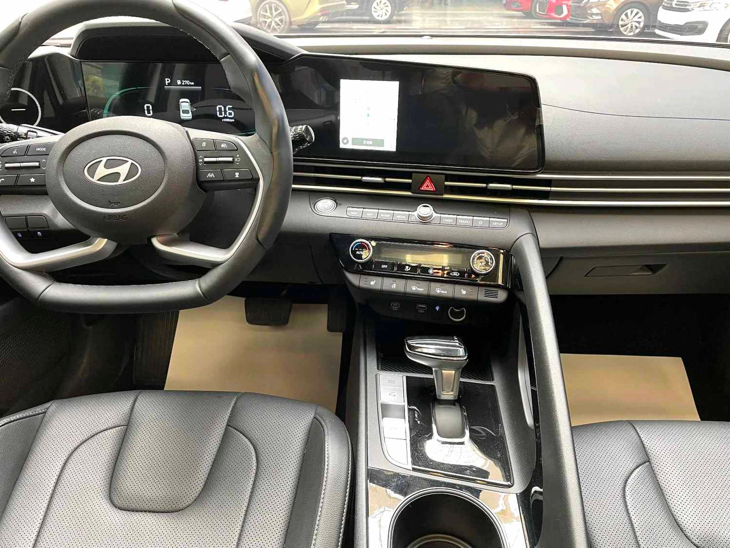 现代 2023款 伊兰特-三厢 1.5 无级 TOP 旗舰版 自动挡