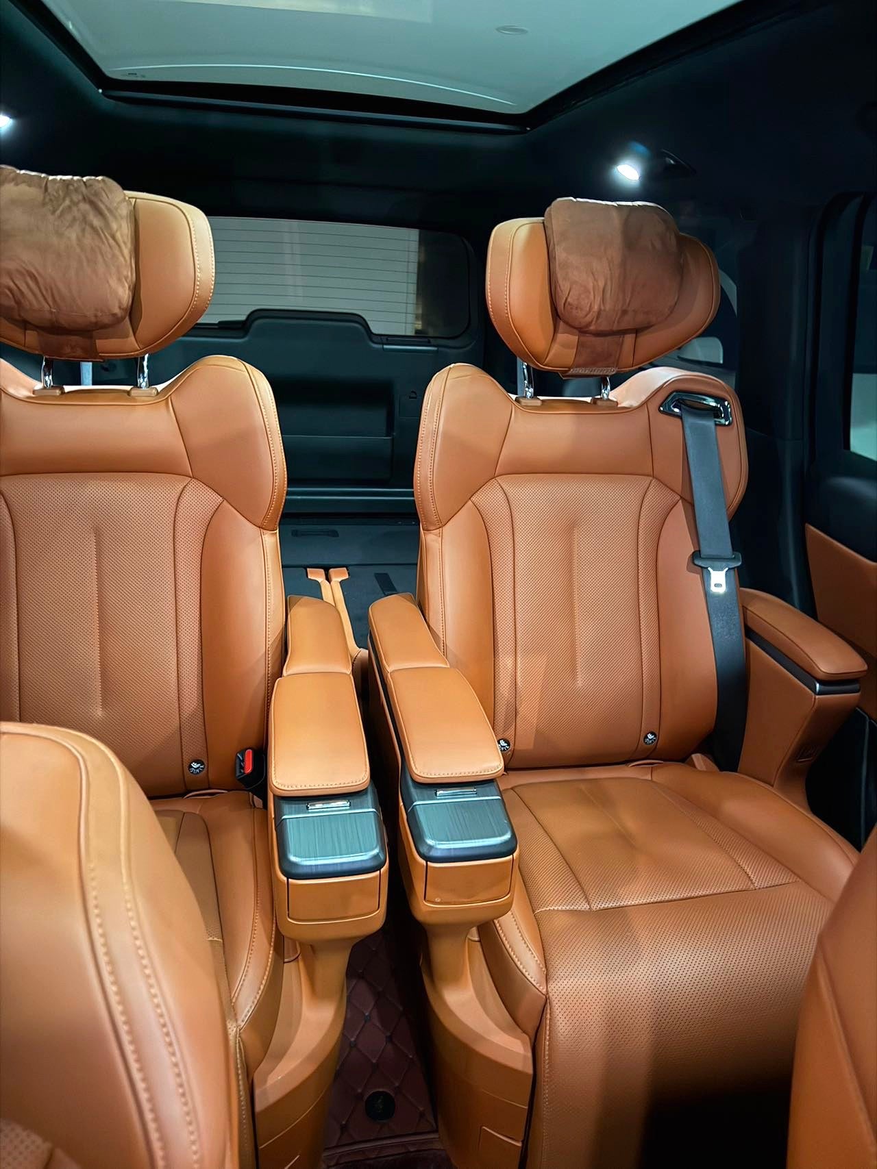 极石 2023款 极石01 尊享6座版 自动挡